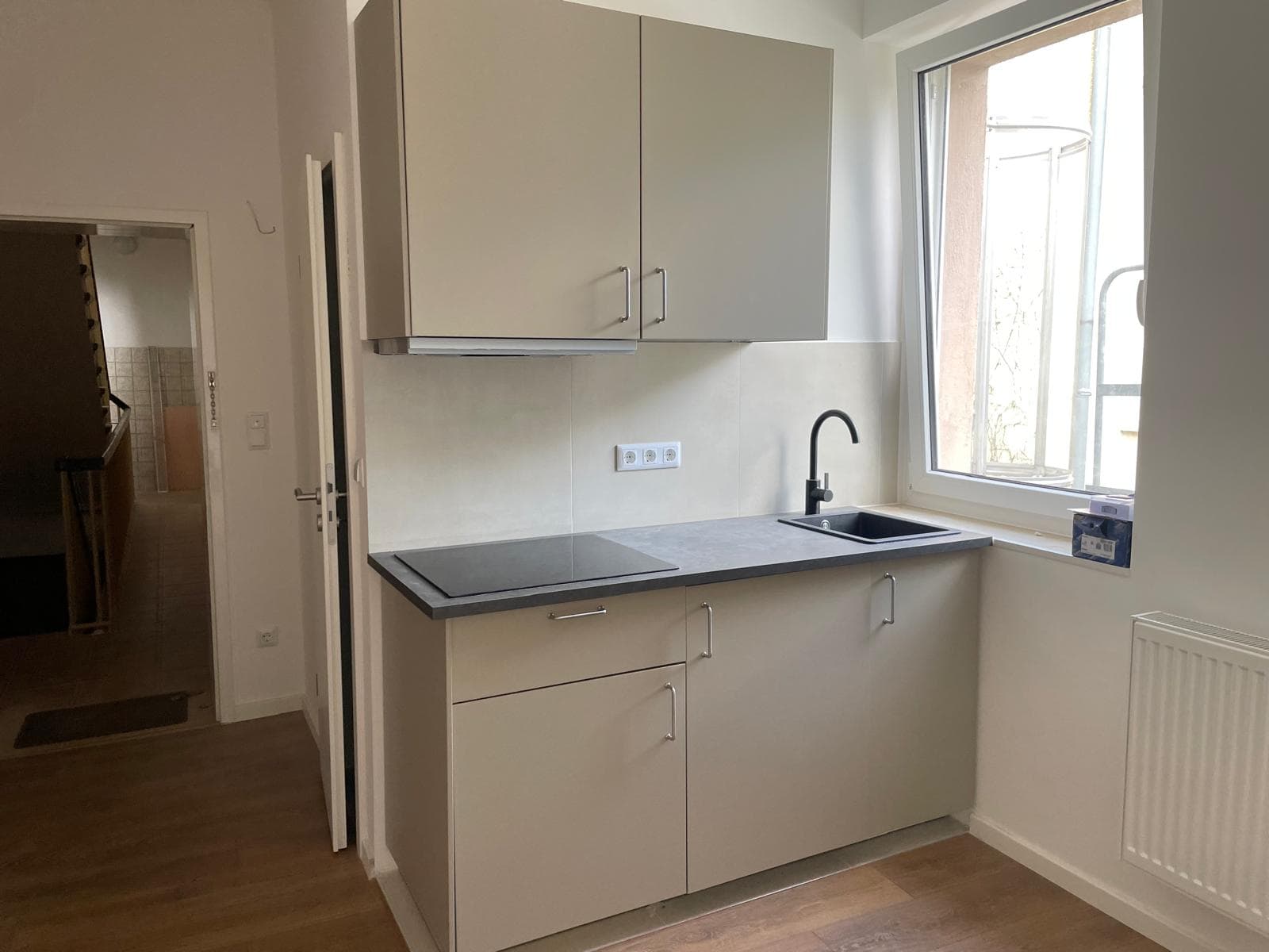 Freshly renovated and high-end furnished 2-room shared apartment in the center of Cologne-Mülheim thumbnail 9